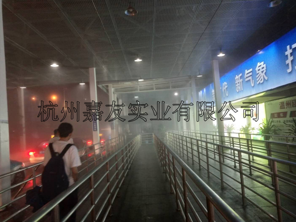 溫州火車(chē)站出租車(chē)候車(chē)區(qū)安裝“霧王”噴霧降溫系統(tǒng)